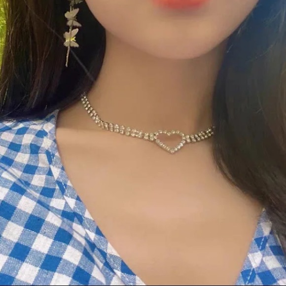 🌟 Silver Heart Pendant Rhinestone Choker Necklace - Picture 3 of 6